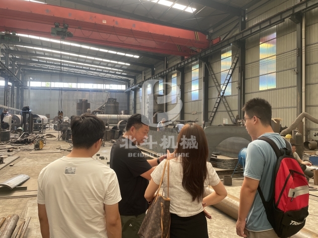 北斗機(jī)械實力引客！客戶實地考察炭化爐